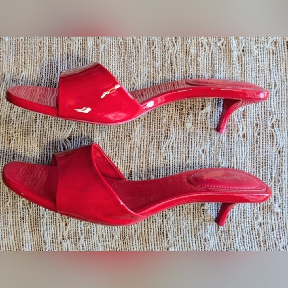 Larroude • Greta Mule in Scarlett size 8.5